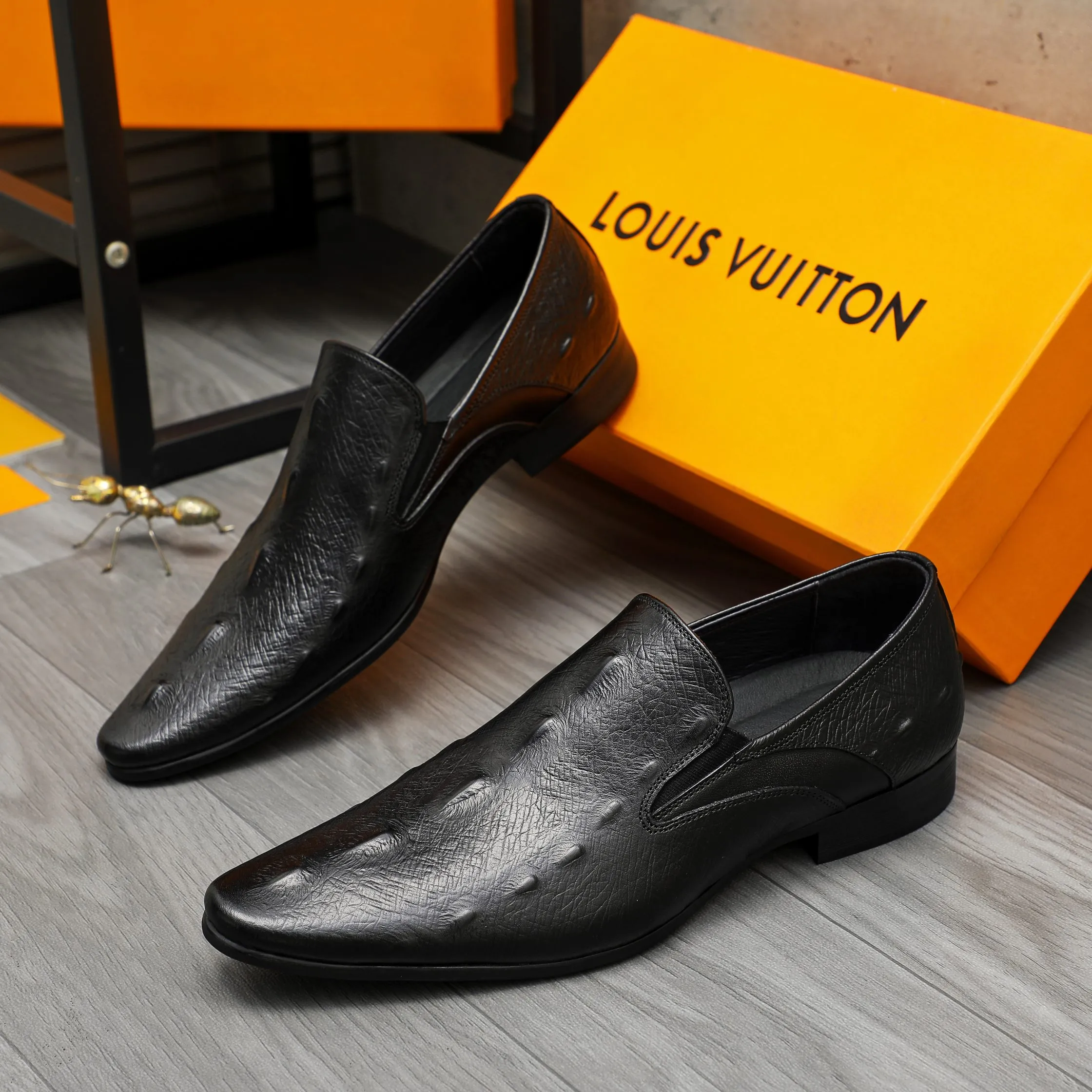 Men's shoes 💰500 Product trademark: LV "Louis Vuitton" business casual slip-on leather shoes Regular size: 37-46 Product material: Selected high-quality embossed cowhide upper, pigskin lining, rubber outsole